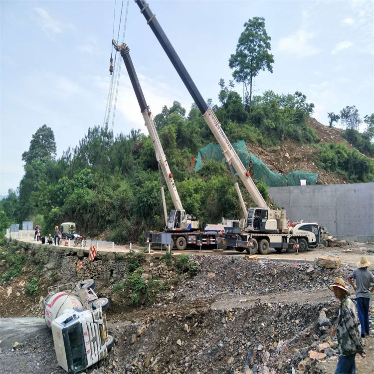 抱由镇汽车掉沟里叫吊车救援要多少钱